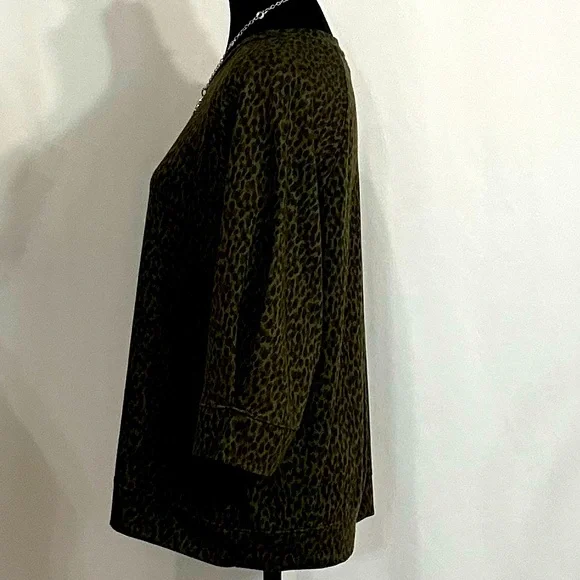 Animal print top - Sweatshirt - 2 for $20 or 3 for $30 (Mix & Match) - Picture 4 of 6